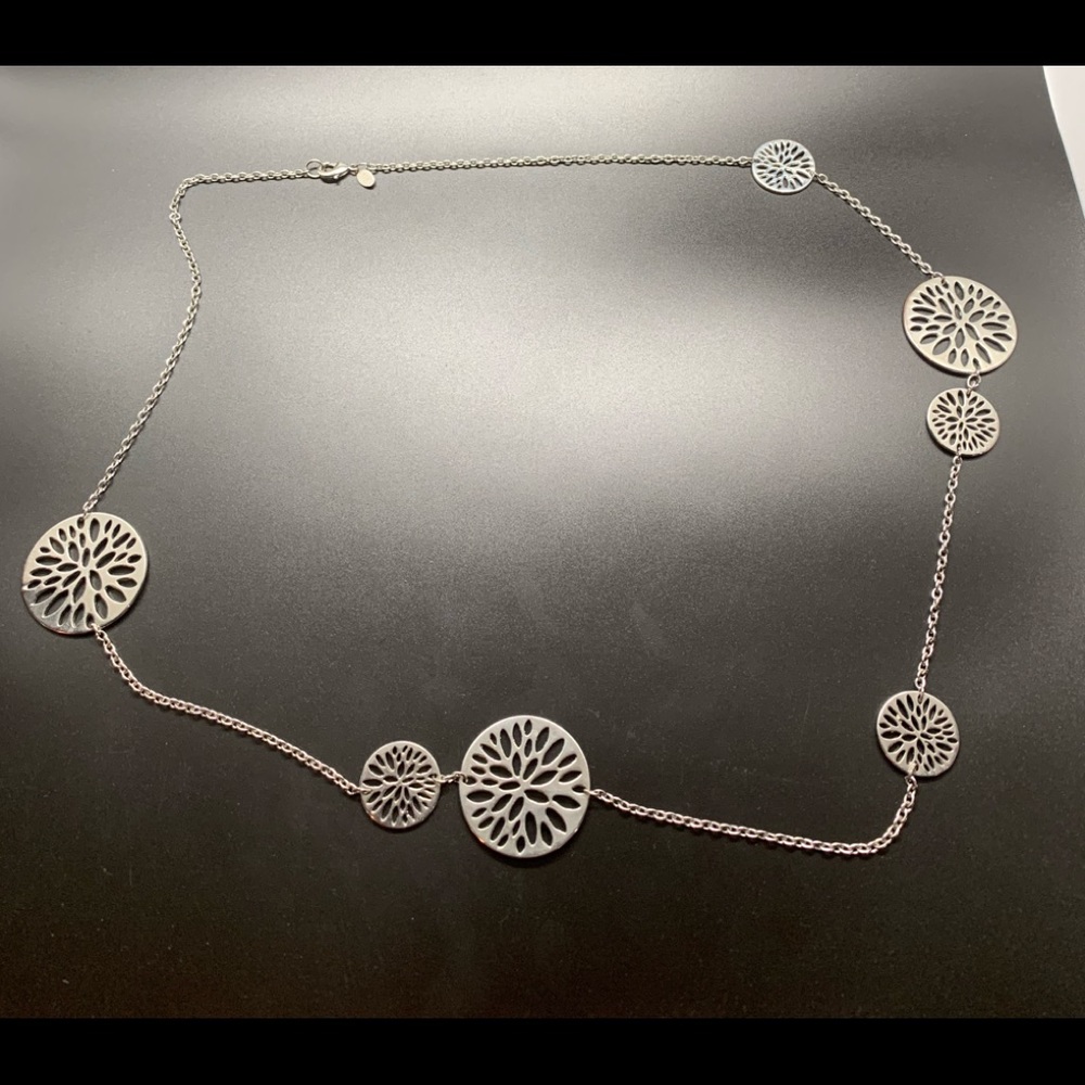 Express silver necklace with multi sized circles